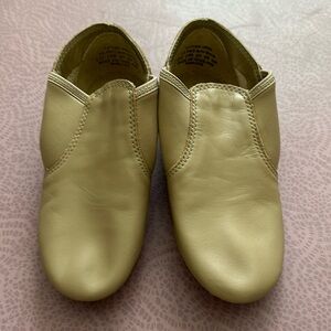 Capezio Women’s E-Series Jazz Slip On Shoes, Caramel, 6M